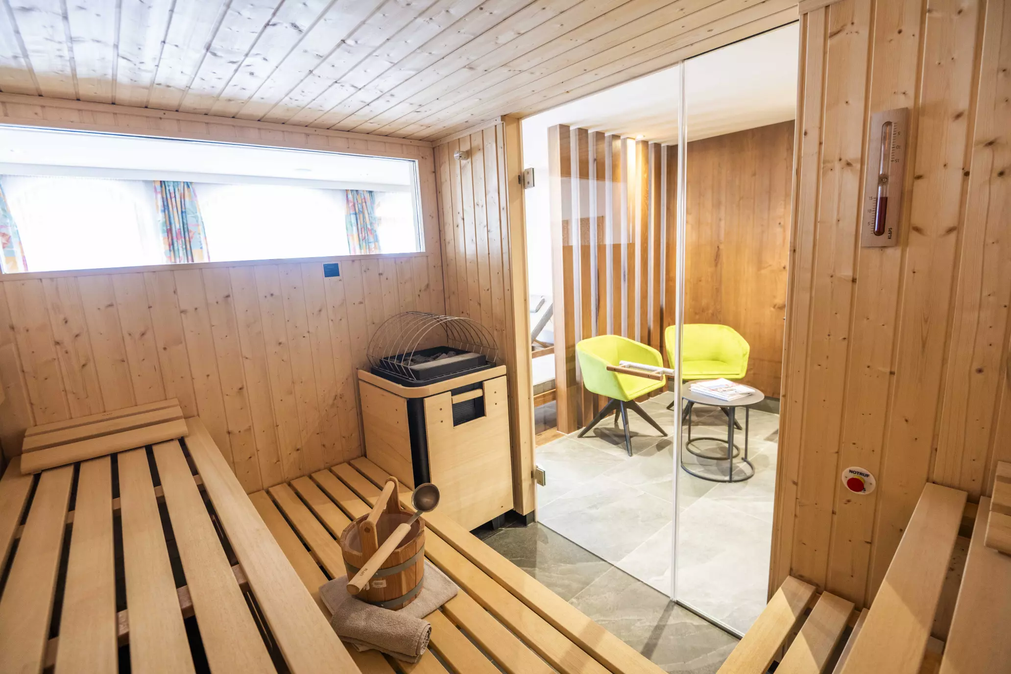Sauna mit Ofen und angrenzendem Ruhebereich