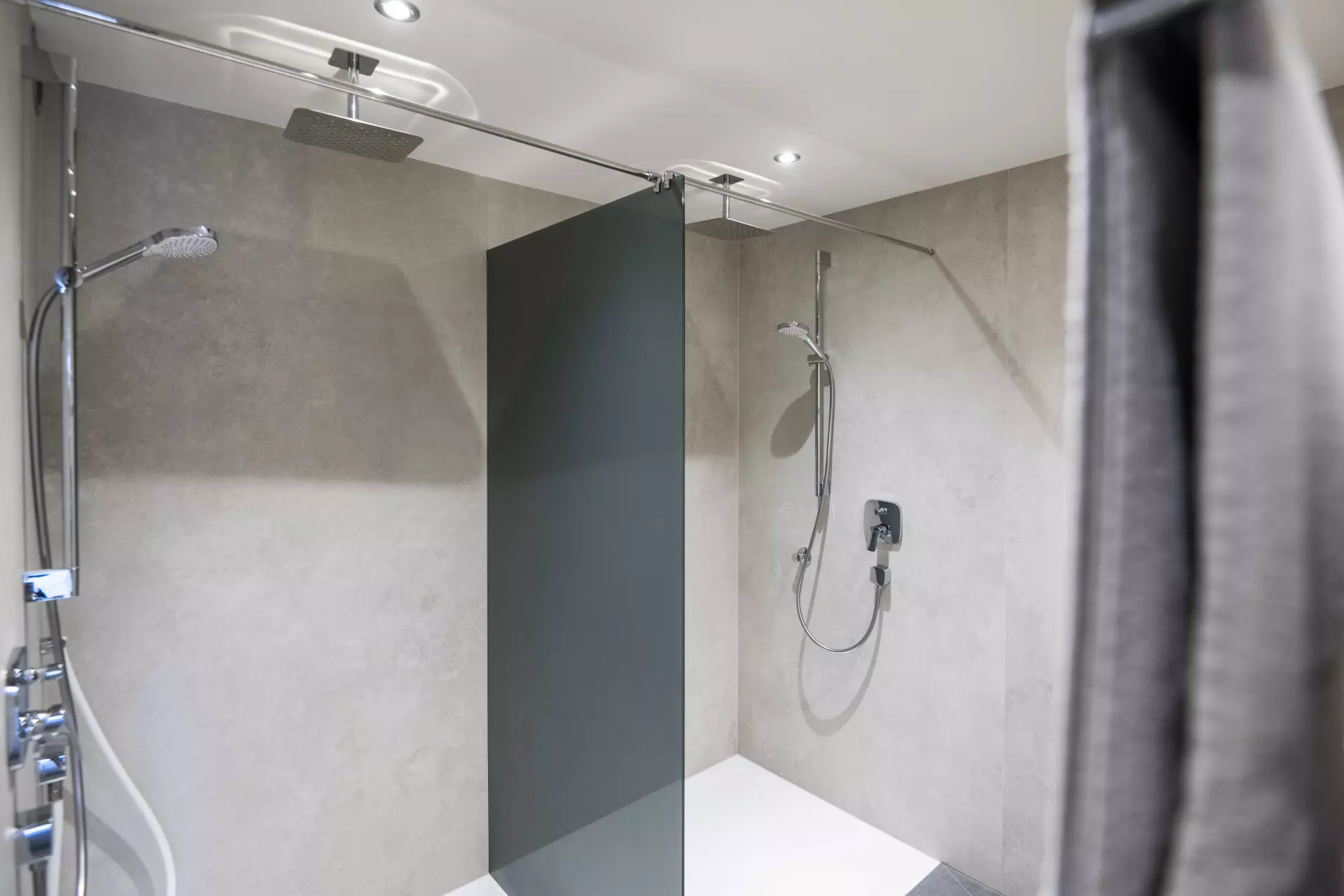 Moderne Dusche im Wellnessbereich