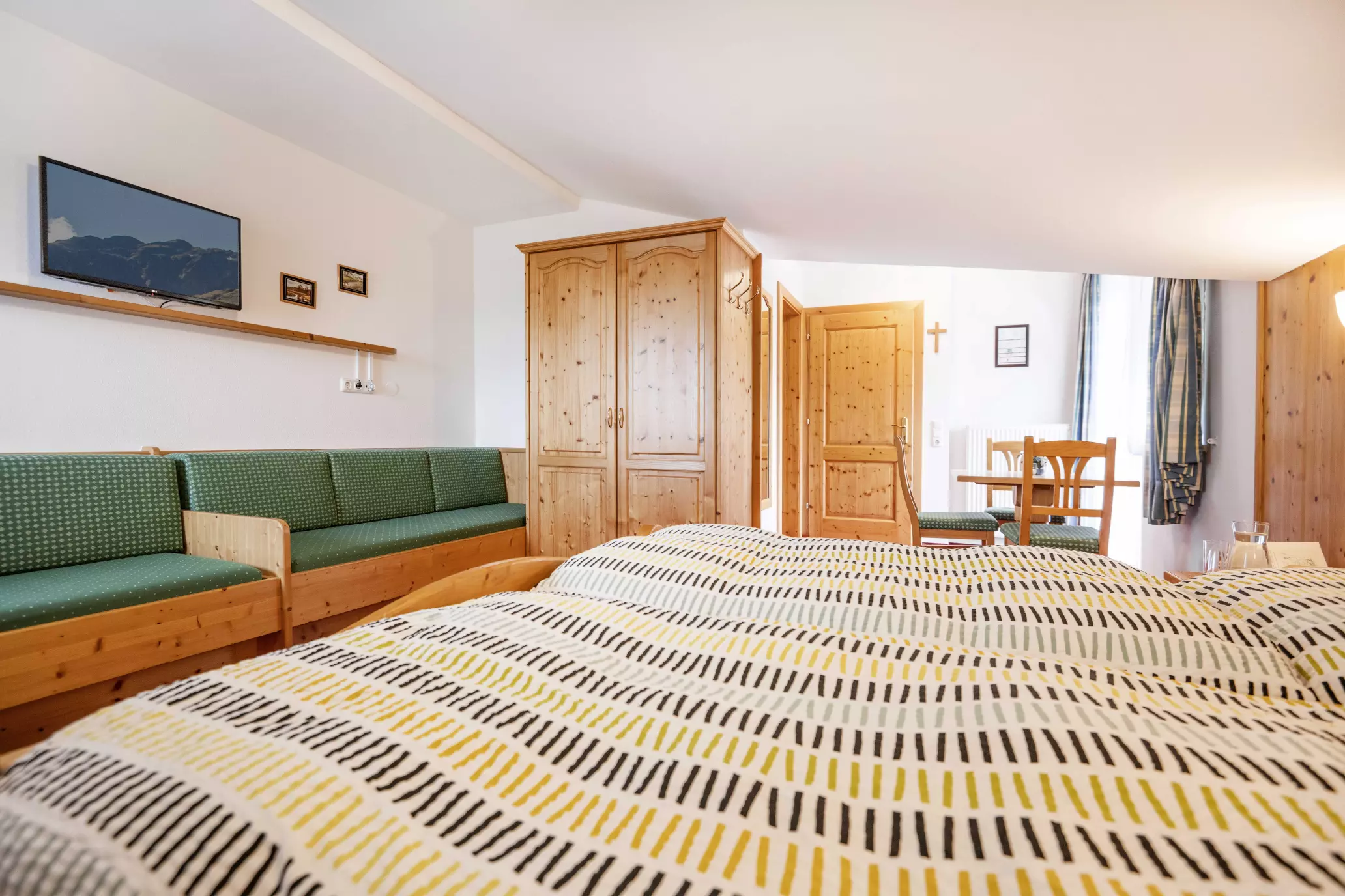 Zimmer mit SAT-TV, Kleiderschrank und Blick zum Sitzbereich