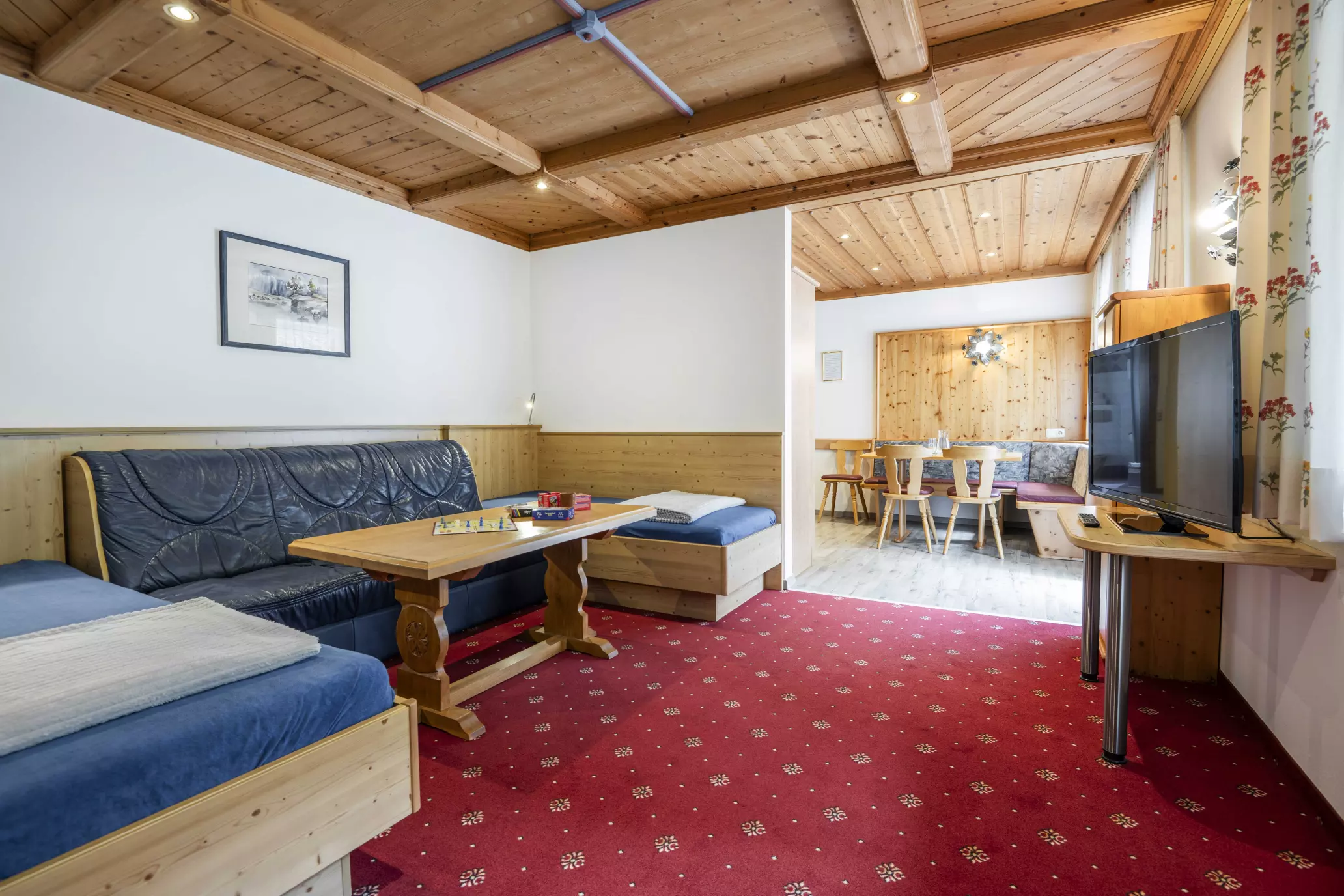 Wohnbereich mit Couch, SAT-TV und Blick zur Essecke