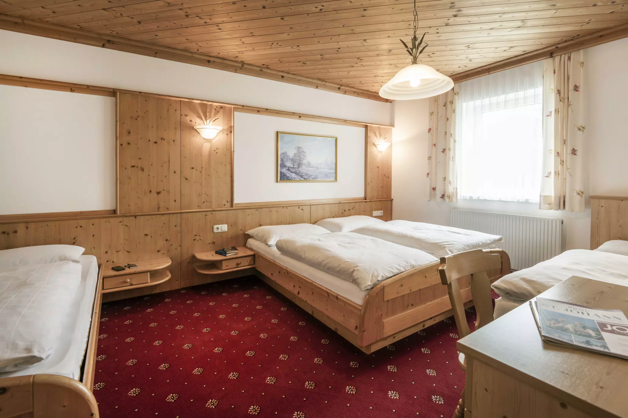 Schlafzimmer mit Doppelbett und zusätzlichem Einzelbett