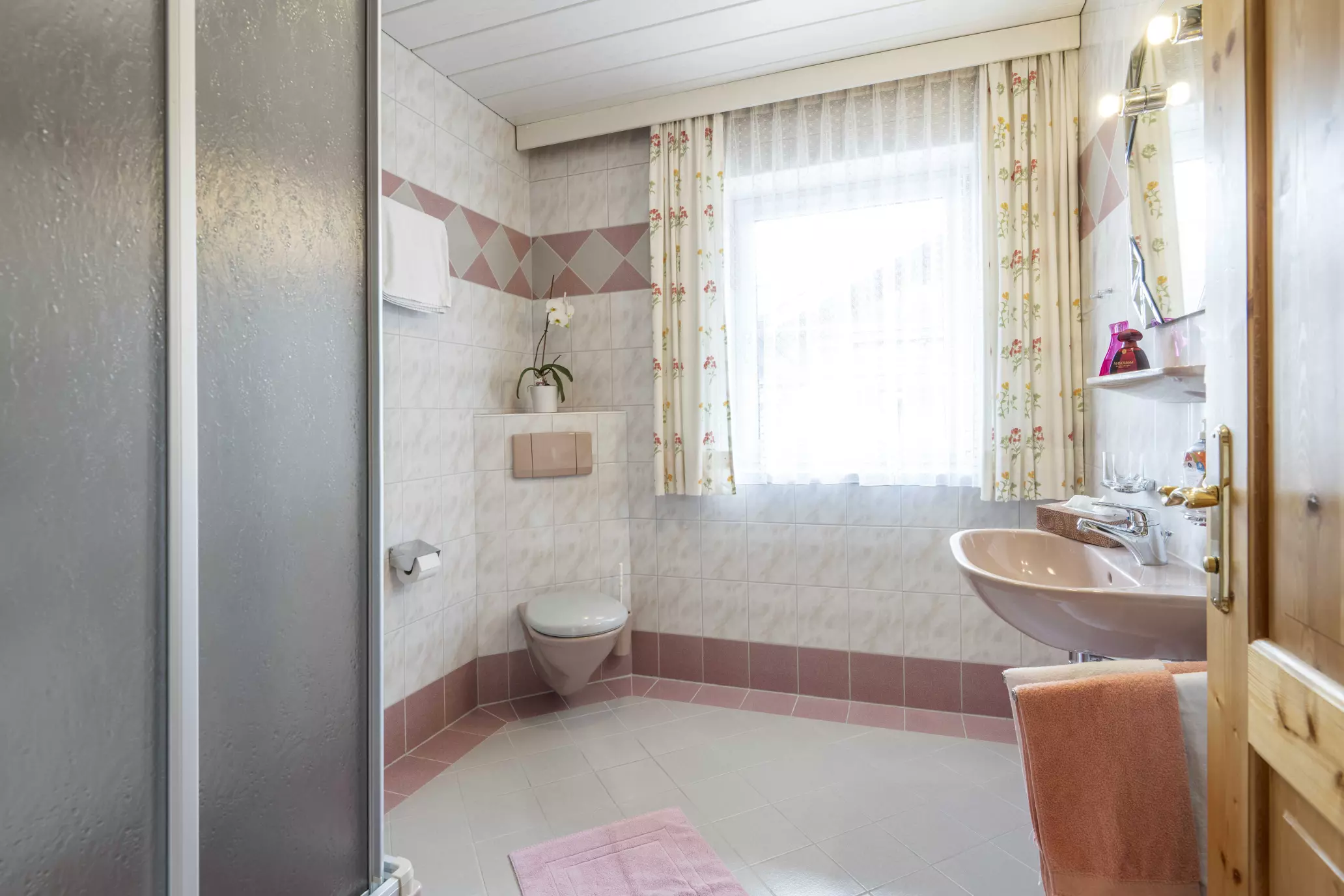 Badezimmer mit Dusche, WC, Waschbecken und Handtüchern