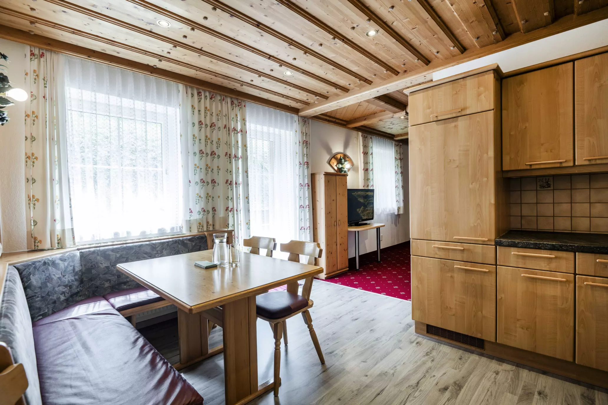 Essecke mit Küchenzeile und Blick in das Schlafzimmer