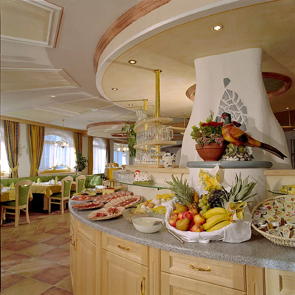 Frühstücksbuffet mit frischem Obst, Aufschnitt und Käse im Frühstücksraum