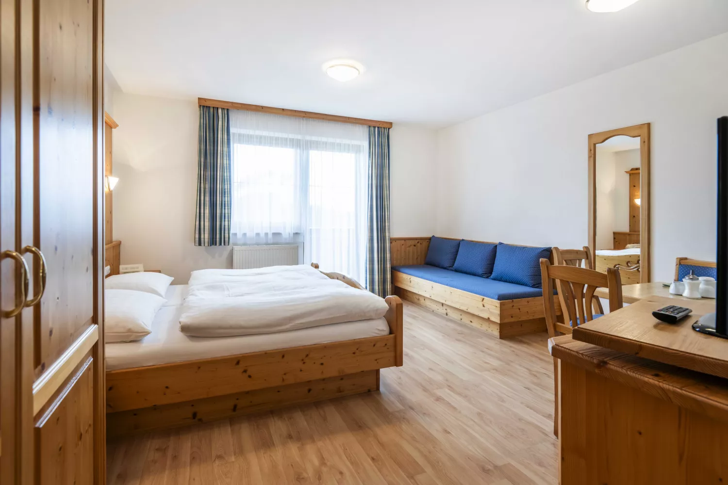 Studio-Apartment im Palfengut mit Bett, Sitzecke und Küchenzeile