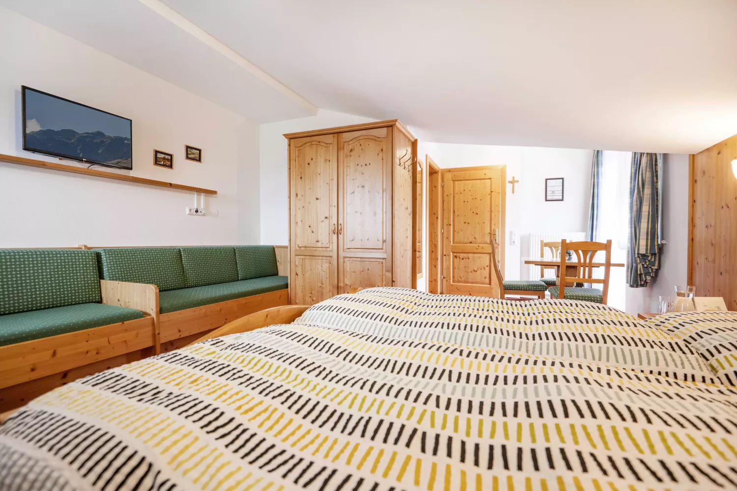 Zimmer im Palfengut mit Doppelbett und Zirbenholzmöbeln